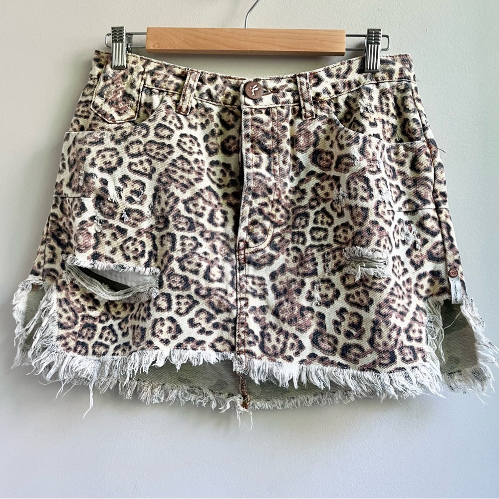 One Teaspoon x Vanguard | Leopard Print Distressed Raw Hem Jean Skirt 27 - Picture 2 of 8
